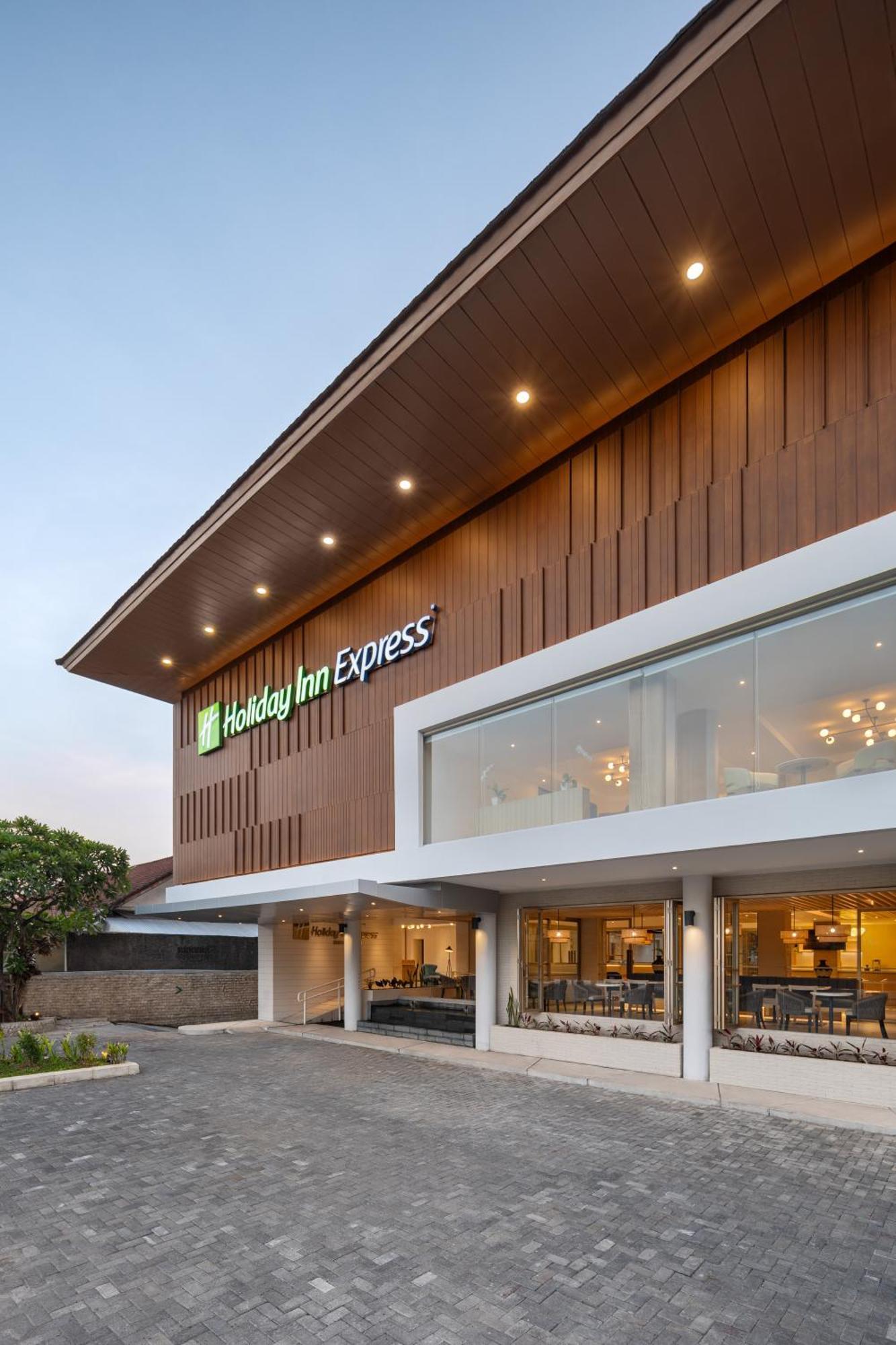 Holiday Inn Express Bali Sunset Road By Ihg Kuta Lombok Zewnętrze zdjęcie