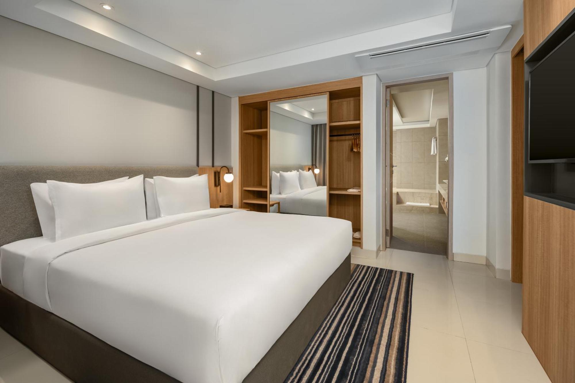 Holiday Inn Express Bali Sunset Road By Ihg Kuta Lombok Zewnętrze zdjęcie